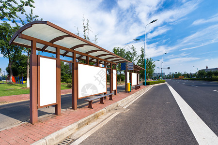 门外广告牌图像在公交车站销售信背景图片
