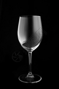 黑色背景下的空酒杯背景图片