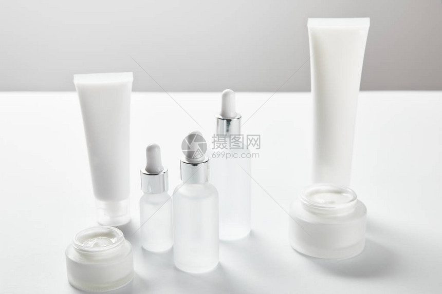 奶油管化妆品玻璃瓶和白涂图片