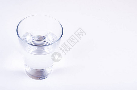 玻璃杯里的白开水图片