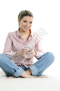 年轻女子喝水的肖像图片