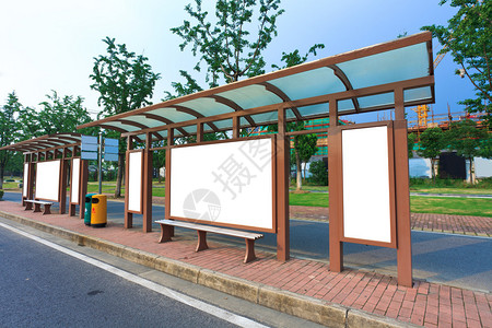 门外广告牌图像在公交车站销售信图片