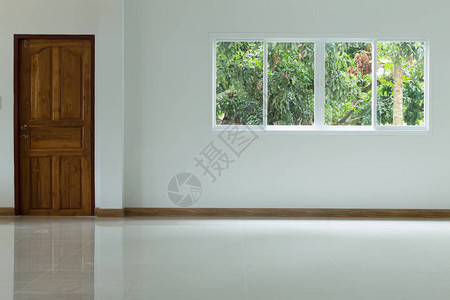 住宅楼内有瓷砖地板和窗户Pvc置换装饰的白色空房间图片