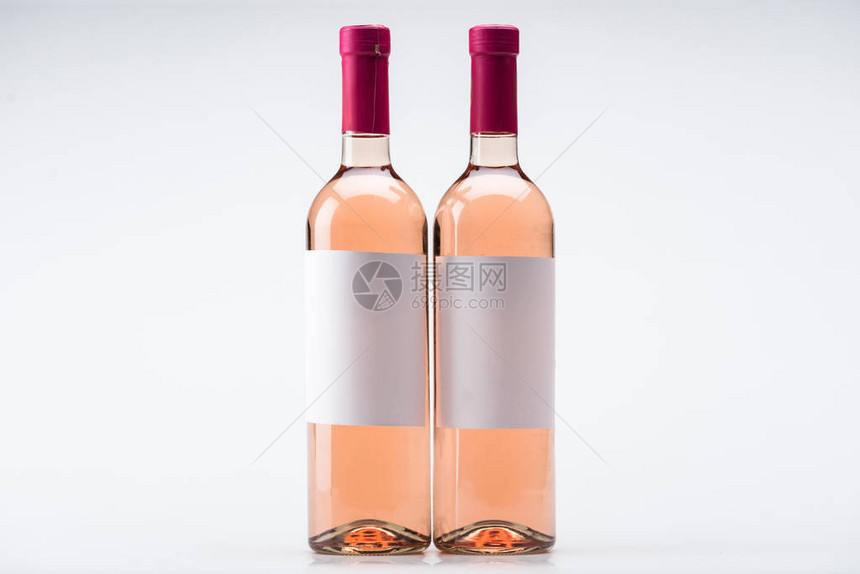 两瓶玫瑰酒白色背景上有空白标签图片