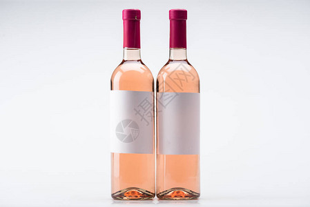 两瓶玫瑰酒白色背景上有空白标签图片