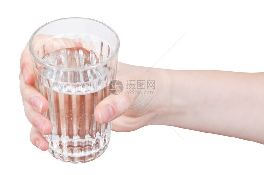 手握天然水在白色背景上隔离的玻璃图片