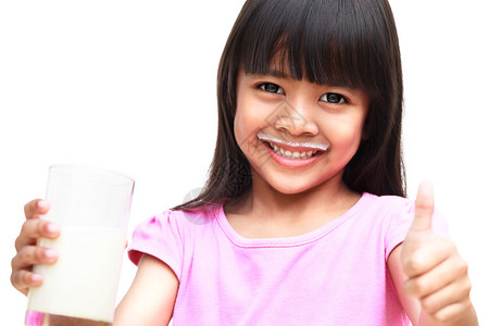 带着一杯牛奶微笑的小女孩孤图片