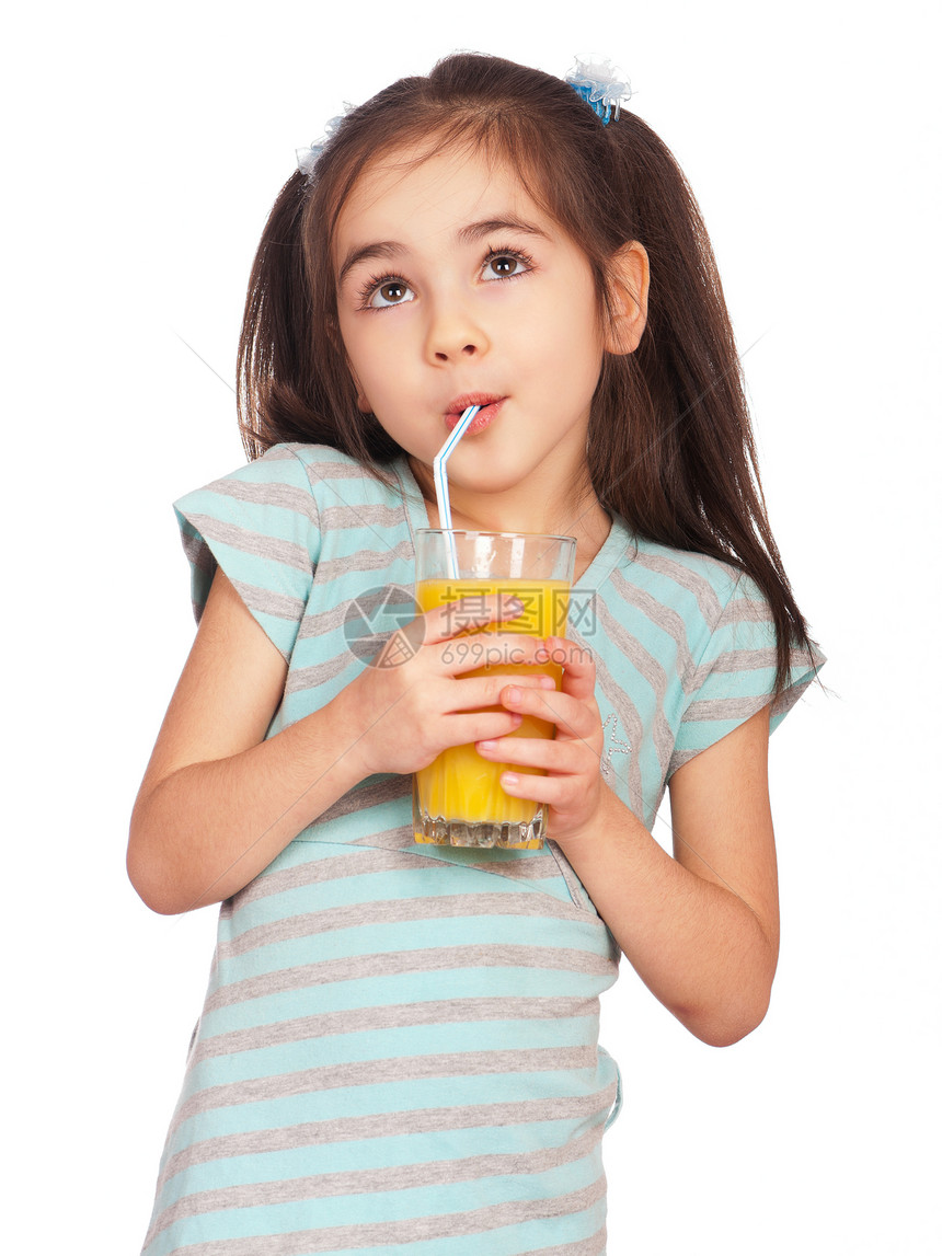 喝橙汁的快乐小女孩的画像图片