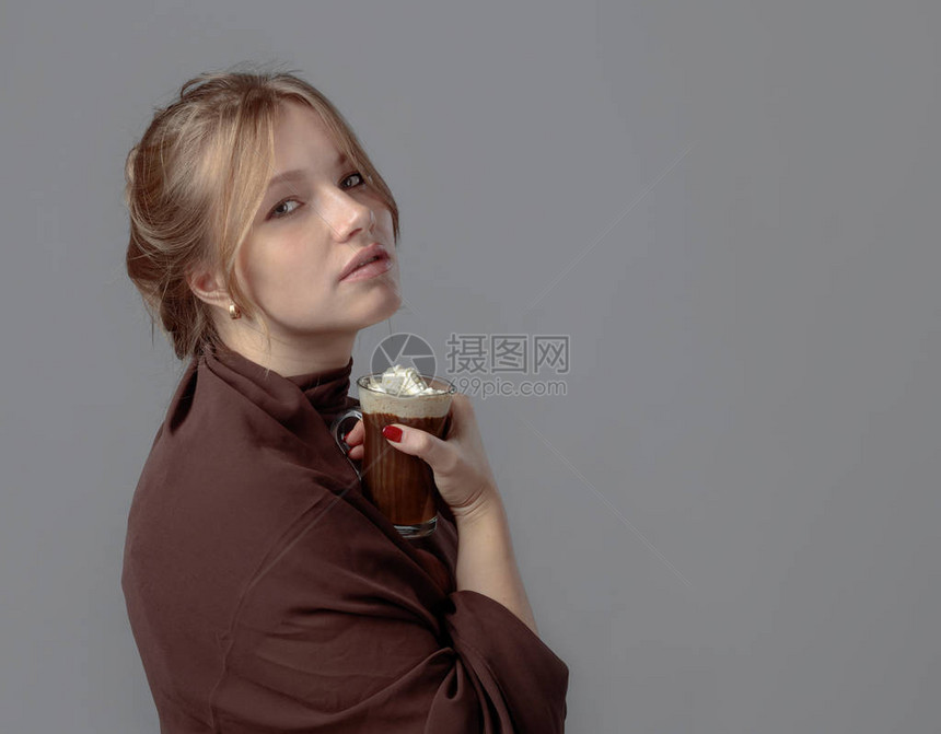 带着一杯热巧克力的可怜的年轻美女图片
