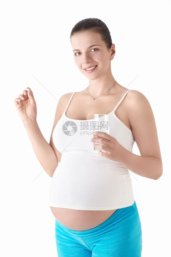 白底带一块平板和一杯水的怀孕女孩图片
