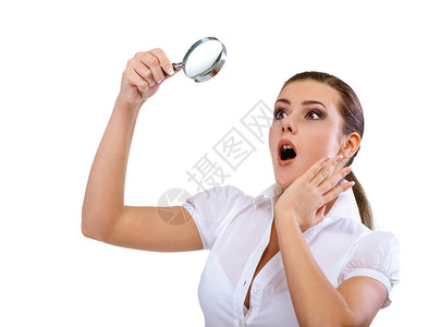 女人拿着放大镜在白色背图片