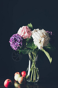 粉红色白色和紫色的花瓶里图片