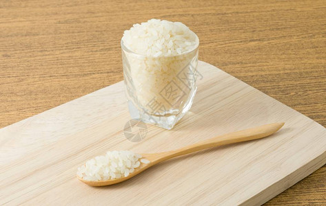 日本餐饮Raw和未煮日本米在木图片