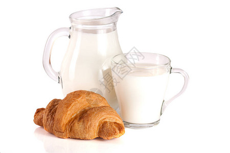 果汁和牛奶杯羊角面包孤图片