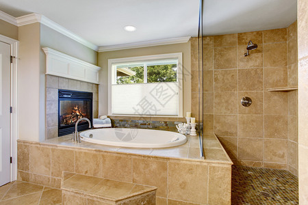 古典美国洗手间有浴盆和淋图片