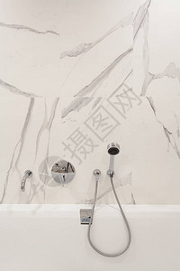 亮的洗手间有新的瓷砖铬淋浴水龙图片