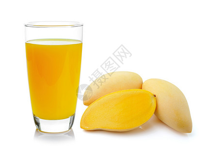 白色背景玻璃杯中的芒果汁图片