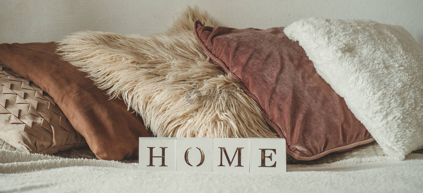 客厅家庭内部的静物细节和家字样很多装饰舒适的枕头休息舒适的秋冬概念图片