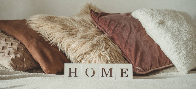 客厅家庭内部的静物细节和家字样很多装饰舒适的枕头休息舒适的秋冬概念图片