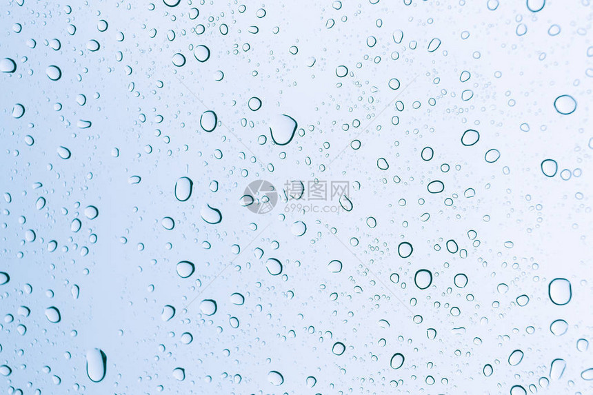水滴玻璃上的雨滴图片