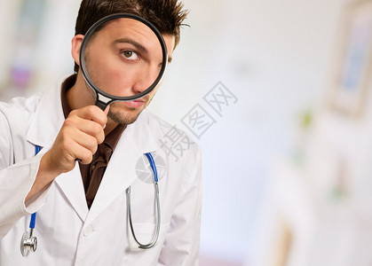一个医生透过放大镜看望的图片