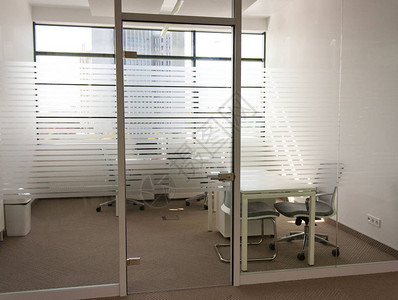 在透明门后空荡的办公室图片