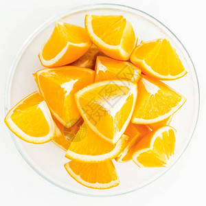 在透明玻璃碗中的橙色切片在白图片
