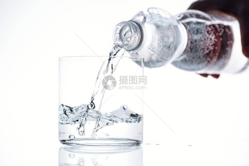 白底玻璃杯中塑料瓶倒水的人作物风景图片