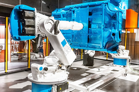 在汽车厂工作的工业自动机器人图片