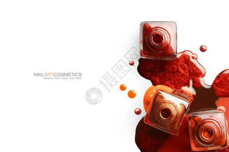 橙色和金属铜指甲油的美术感概念巧妙地洒在三个敞开的瓶子周围图片