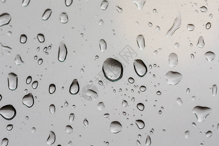 与雨滴关闭的抽象玻璃背景图片