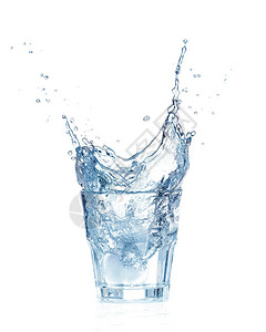 冰块溅入一杯水被白色隔离图片