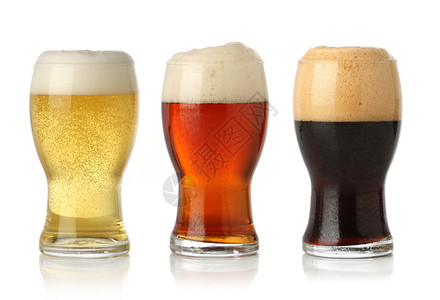 三个冰镇啤酒孤立在白色图片