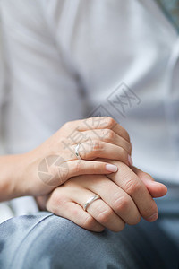 刚结婚的夫妇手握婚戒指与背景图片