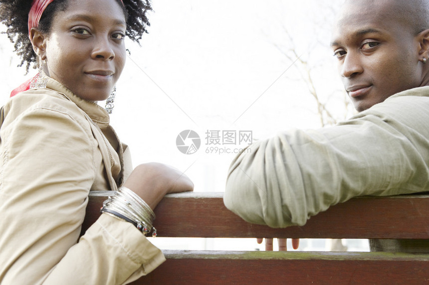 年轻夫妇坐在木板凳上图片