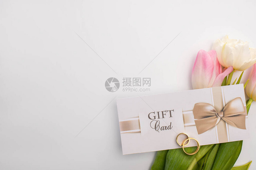 白色背景的礼品卡结婚戒指和郁图片