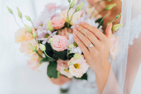 手指上戴首饰戒指的新娘在背景图片