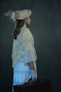 穿着白衣服和帽子的维多利亚女图片