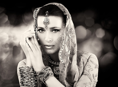 有着传统服装首饰和化妆品的美丽印度女图片