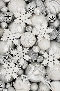 圣诞背景与白色和银色的小玩意与明星雪花驯鹿球和松果装饰节日的传统圣诞图片