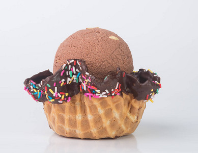 冰淇淋背景上的巧克力冰淇淋勺图片