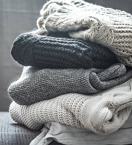 一堆编织的毛衣温暖和舒适的概念爱好图片
