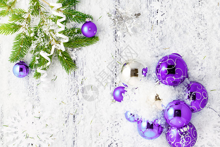 新年主题圣诞树紫和银球雪花白原图片