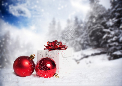 雪中的圣诞装饰和礼品盒图片