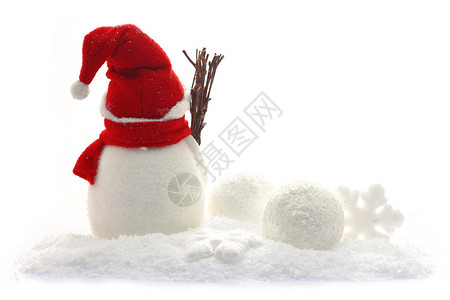 雪人和圣诞饰品在雪地上的背影图片