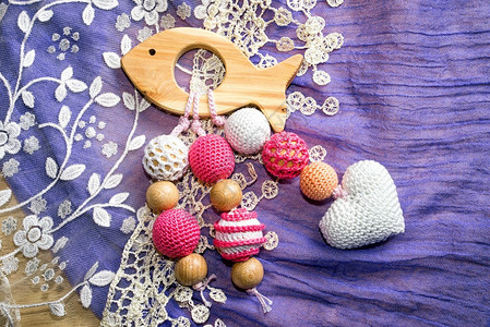 木形鱼玩具带有编织珠和心脏图片