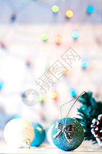 节光闪亮的圣诞节装饰树上季图片