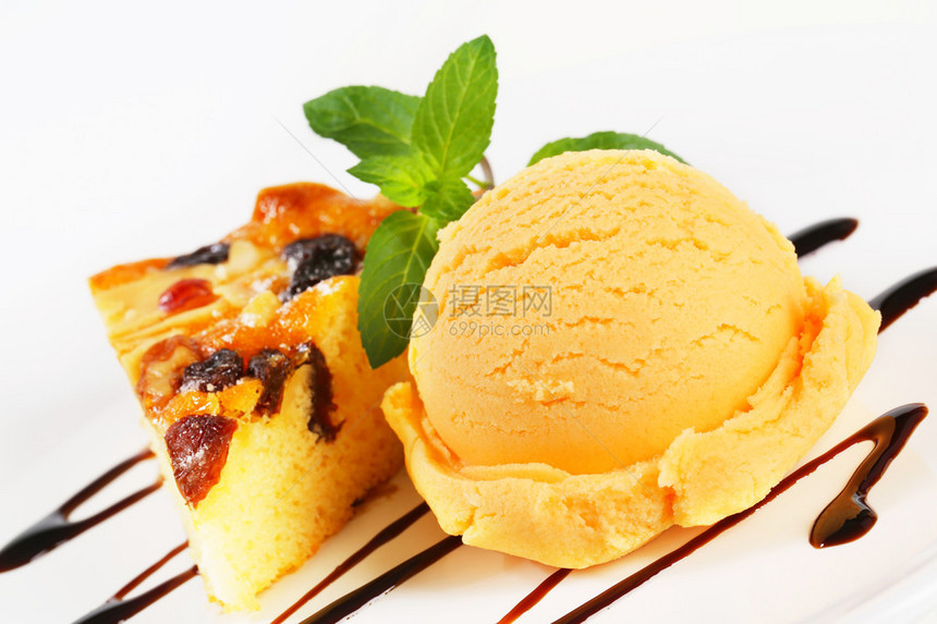 杏仁蛋糕配冰淇淋图片