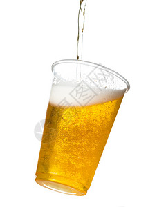 倾斜的塑料一次杯子或玻璃杯中的啤酒麦芽酒或啤酒图片