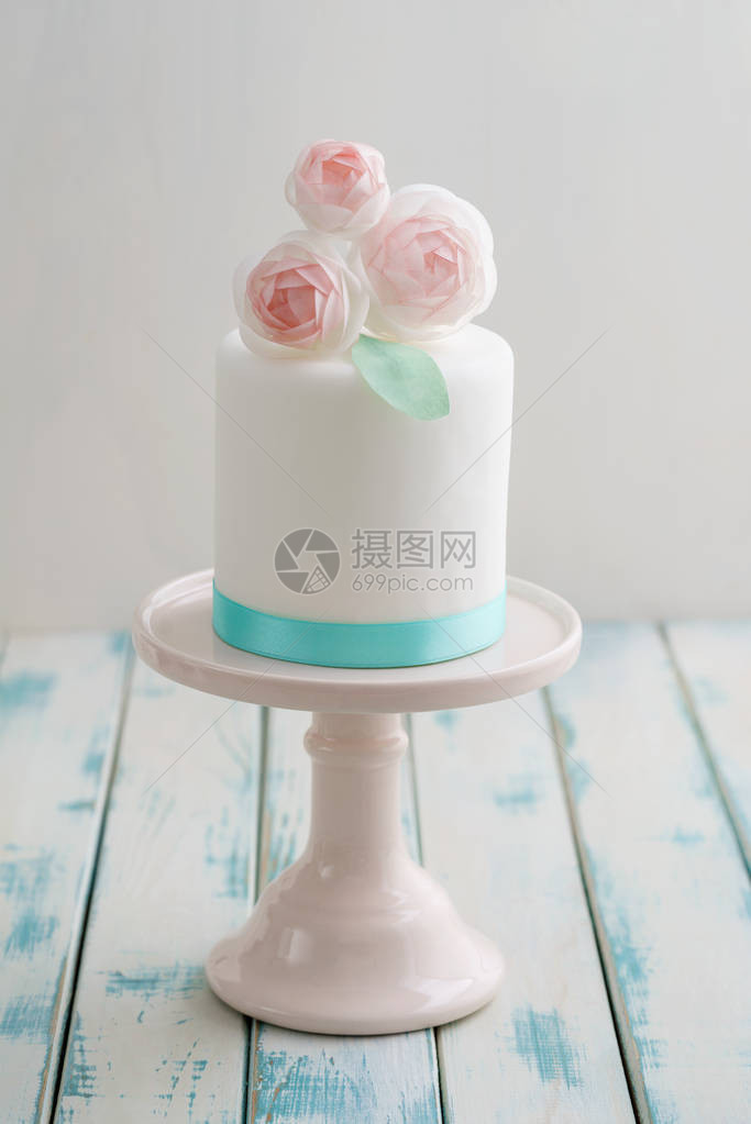 迷你白色软糖覆盖的婚礼蛋糕图片